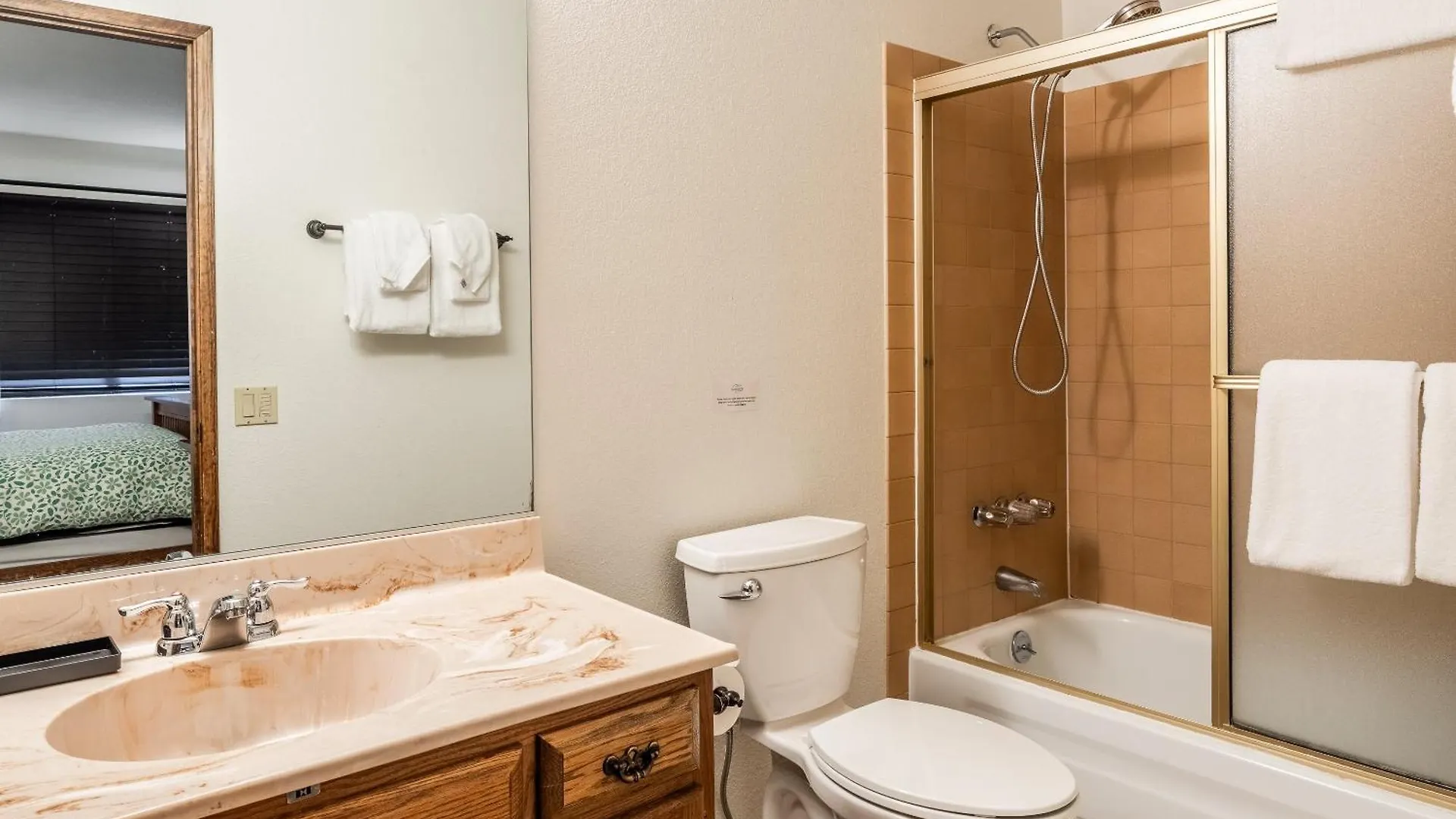 Snowflower #79 - Updated 2 Bedroom & Loft, 3 Bath, Sleeps 8, Steps Away From Free Town Shuttle マンモス・レイクス 別荘