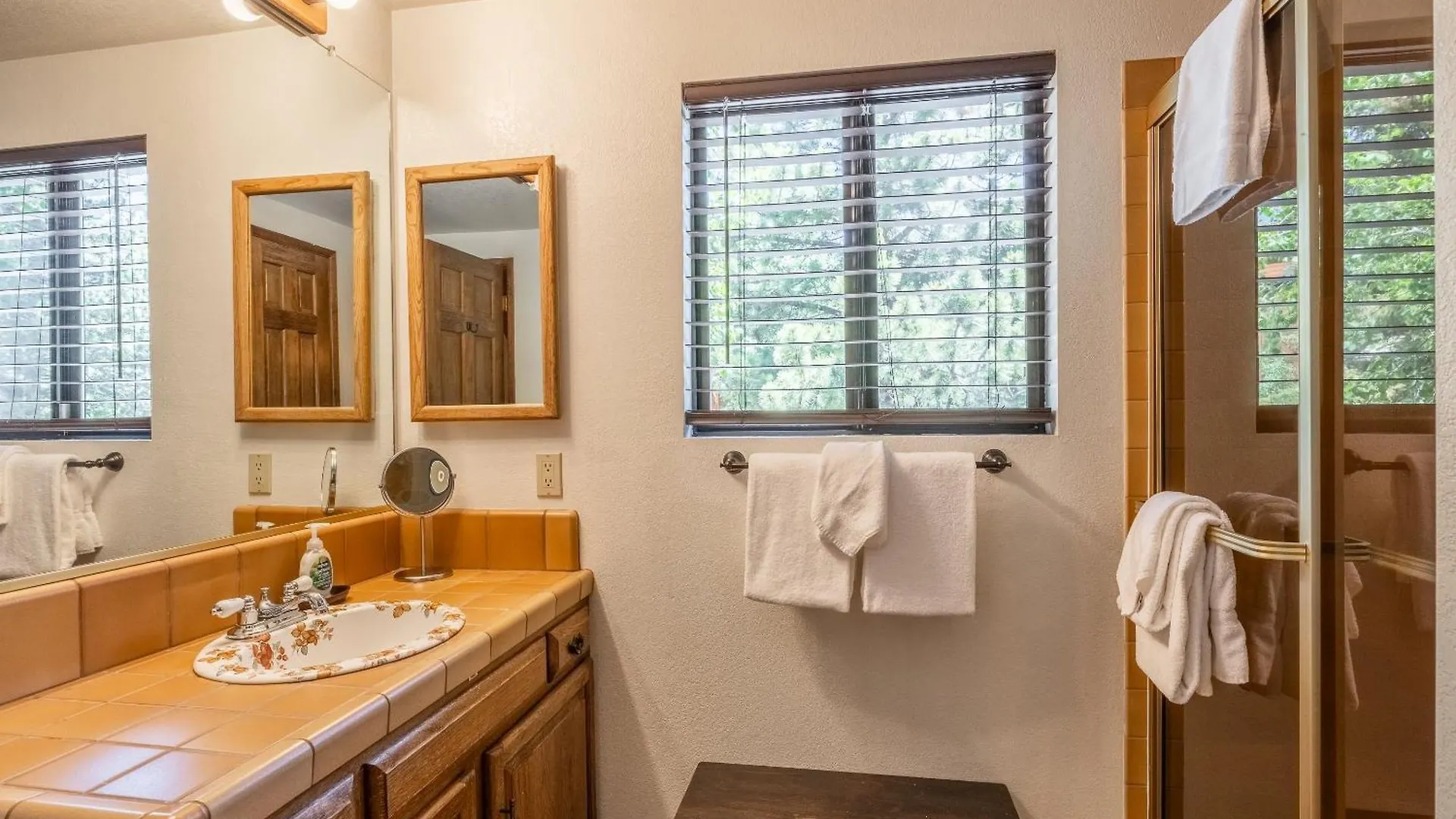 Snowflower #79 - Updated 2 Bedroom & Loft, 3 Bath, Sleeps 8, Steps Away From Free Town Shuttle Mammoth Lakes 0*,