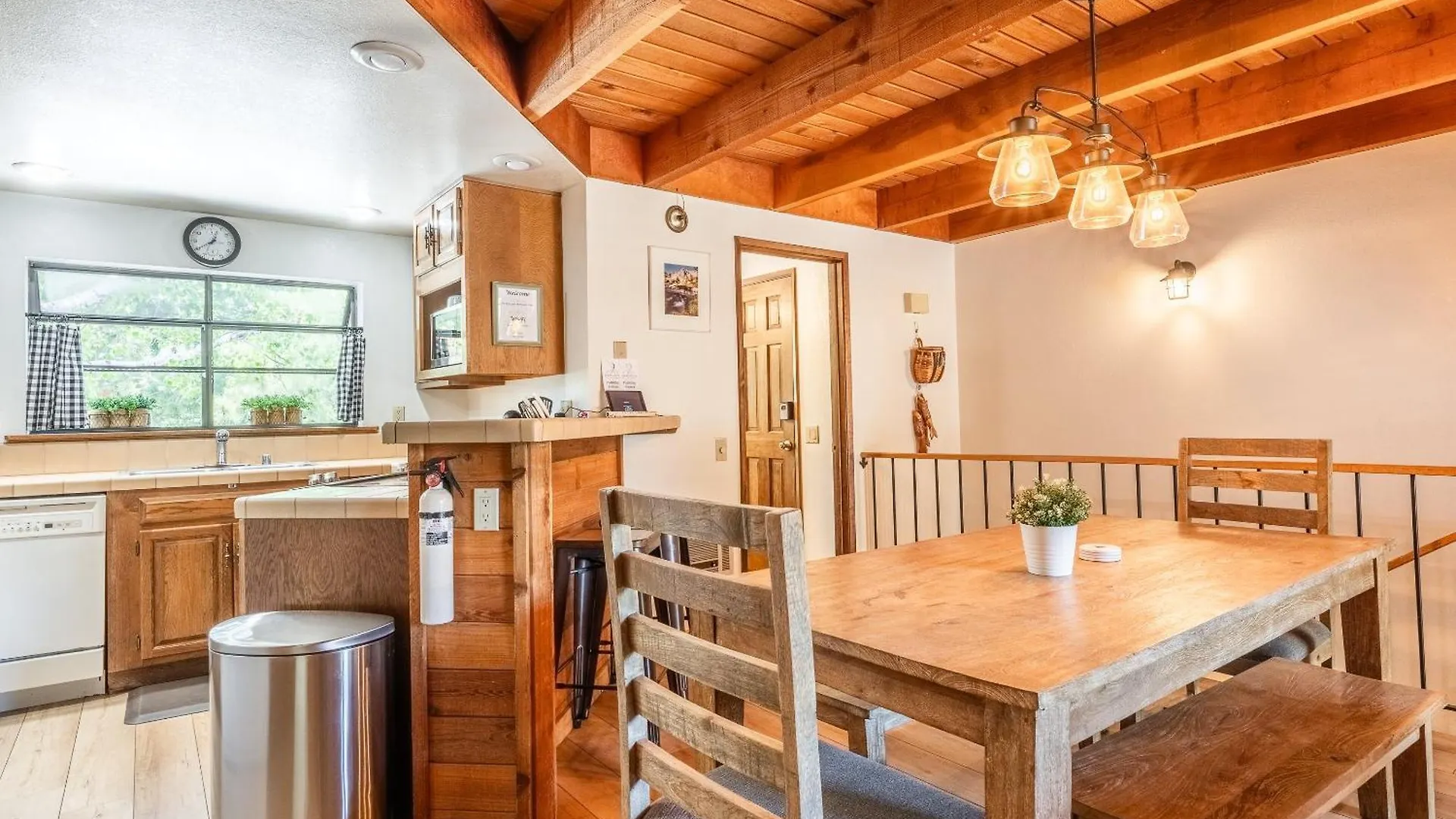 Snowflower #79 - Updated 2 Bedroom & Loft, 3 Bath, Sleeps 8, Steps Away From Free Town Shuttle Mammoth Lakes Holiday home