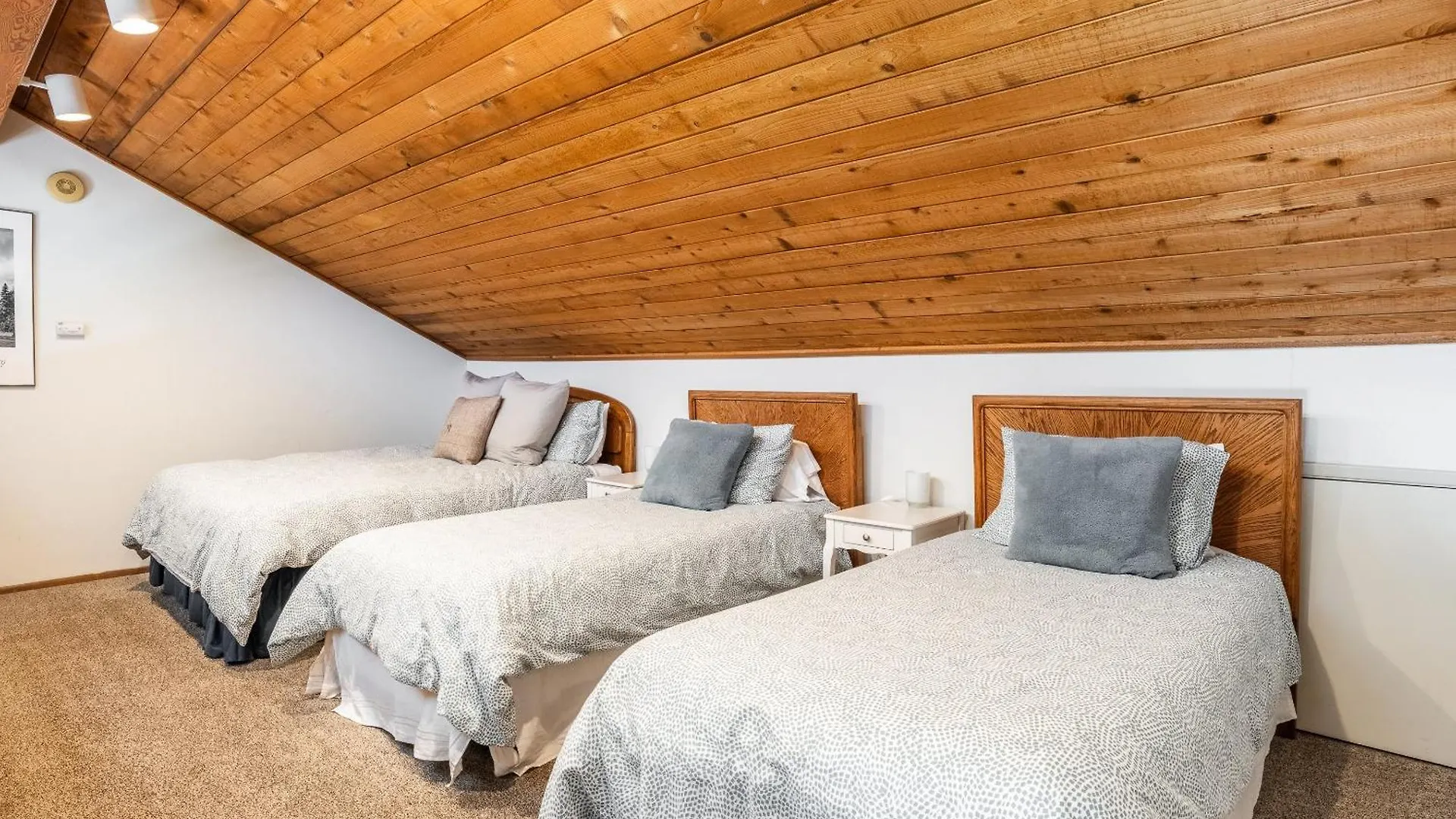 Snowflower #79 - Updated 2 Bedroom & Loft, 3 Bath, Sleeps 8, Steps Away From Free Town Shuttle Mammoth Lakes Holiday home